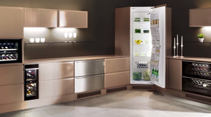 Bir buzdolabı ile farklı alanlarda köşe mutfak tasarımı