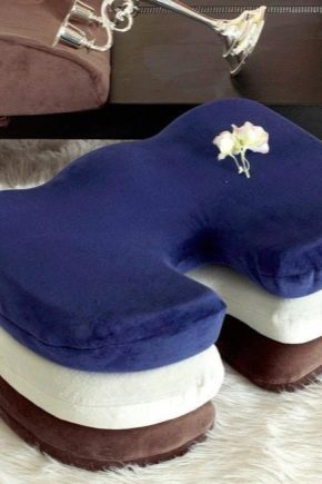 Bantal ortopedi untuk duduk di kerusi