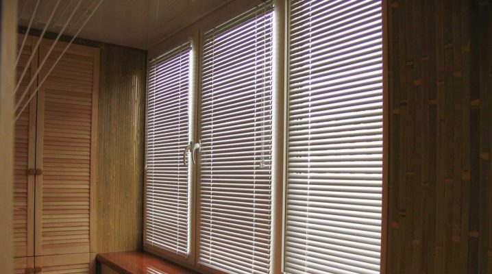 Blinds στο μπαλκόνι